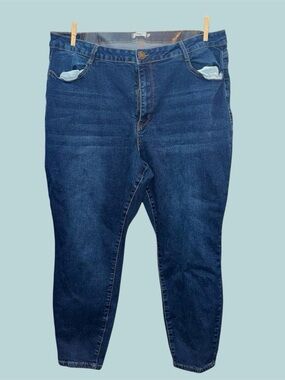 Women’s dark blue skinny jeans.